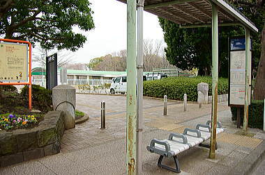 バス停と公園入口