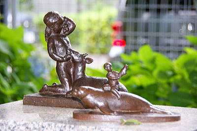 「海臚と子ども」(前) 制作年不詳 ・ 「子供と仔鹿」(後) 1971年