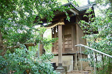 頂に建立された社