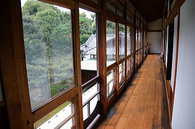 庭園の見晴らせる2階廊下