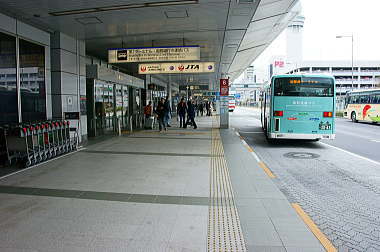 国内線第1ターミナルに到着