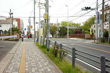 前方に橋が見えて来た