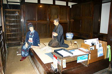 人形がお出迎え