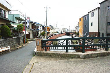 川沿いの道を歩く