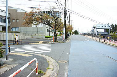 水門の前を左折