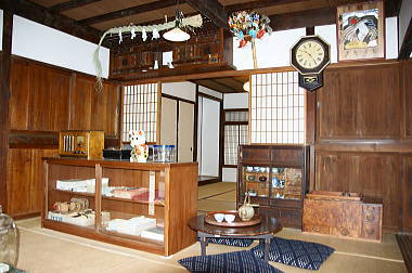 たばこや雑貨を商う