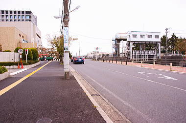 東水門を右手に直進