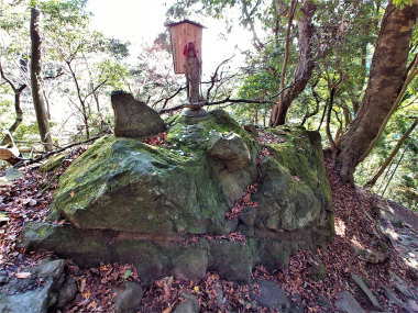 七不思議その七 眼形石(めかたいし)