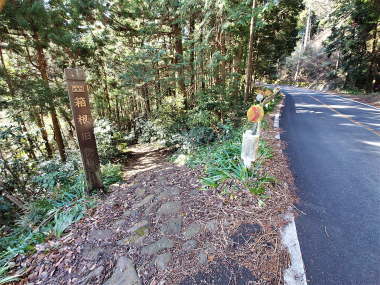 10:05 県道を縫う様に進む