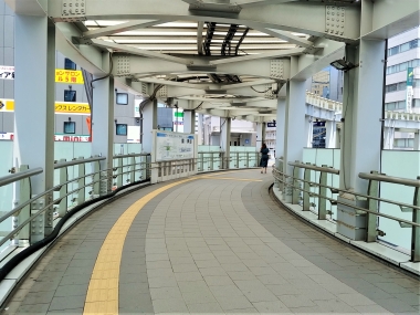 円形デッキを進む