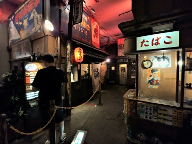 券売機で食券を買って店内へ