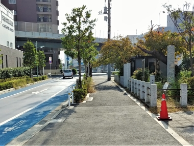 国道との合流地点。右手は刑場跡。