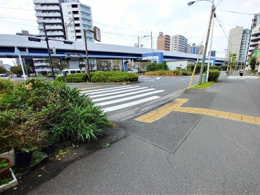 左手の横断歩道を渡る