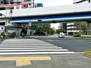 国道15号線を横断