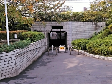 JRのガードをくぐる