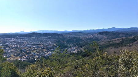 丹沢山地を望む