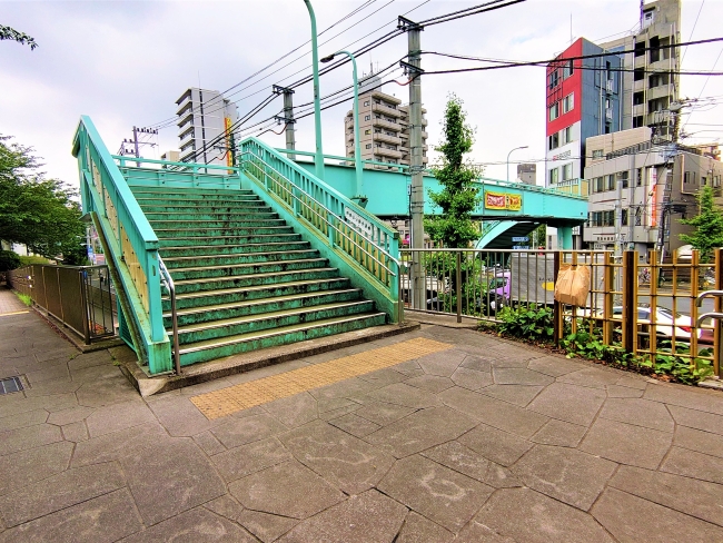 歩道橋で国道を渡る