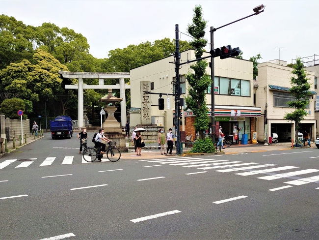 通りの向こう側に大きな鳥居が