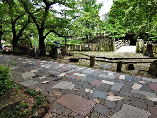 正面の遊歩道を左へ進む