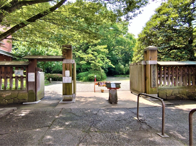 北側の門を抜けて