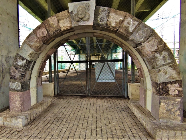 太平洋戦争当時の石のアーチ