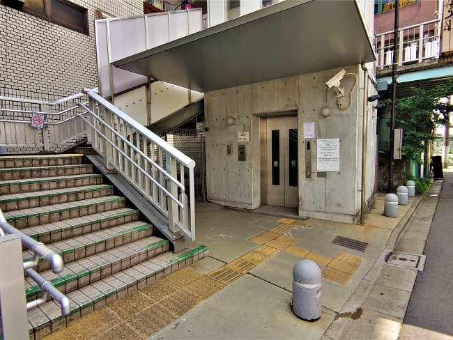 駅前はこの上です