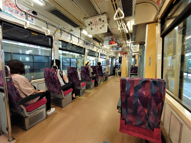 車内はクロスシート