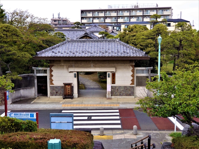 高台から山本亭を望む