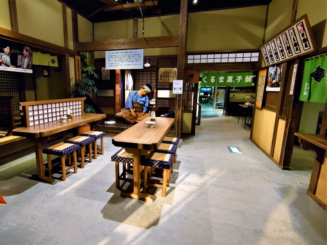 店内では寅さんが居眠り