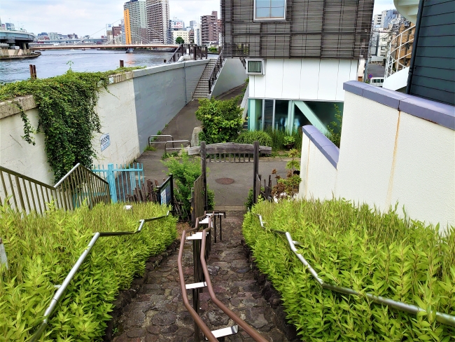 石段を下りて右折