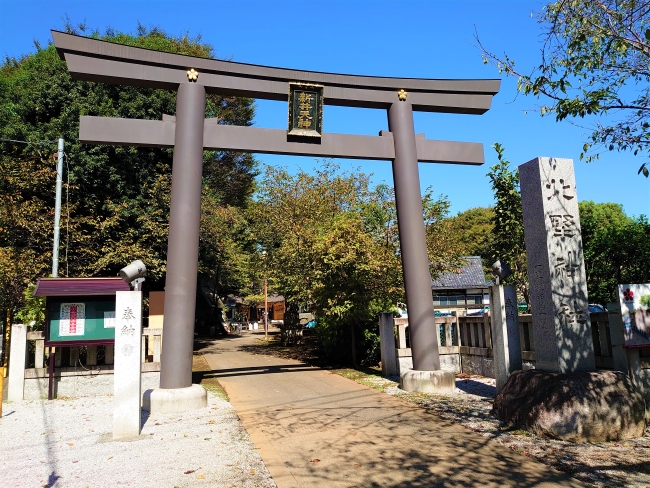 通りの左側に大鳥居が