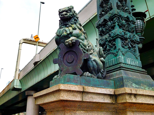 獅子ブロンズ像