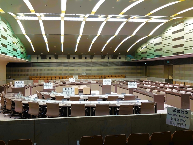 傍聴席から眺める委員会室