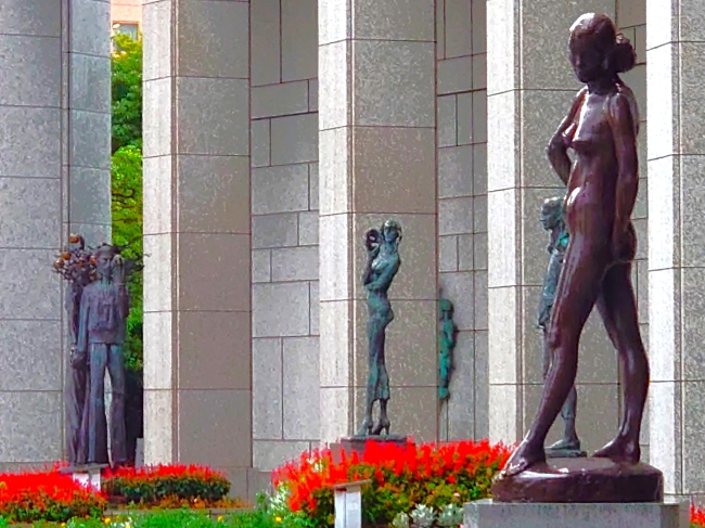 議事堂前に展示された作品