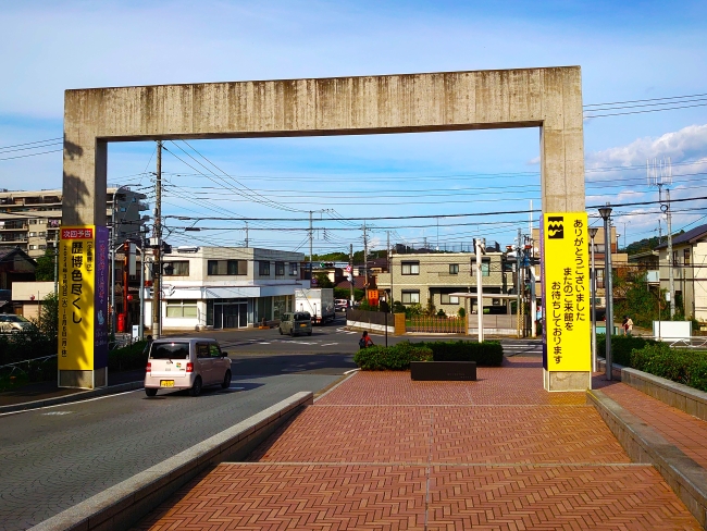 ゲートを抜けて右へ