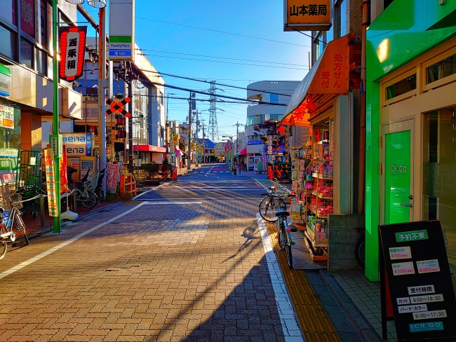 前方の踏切手前を右へ