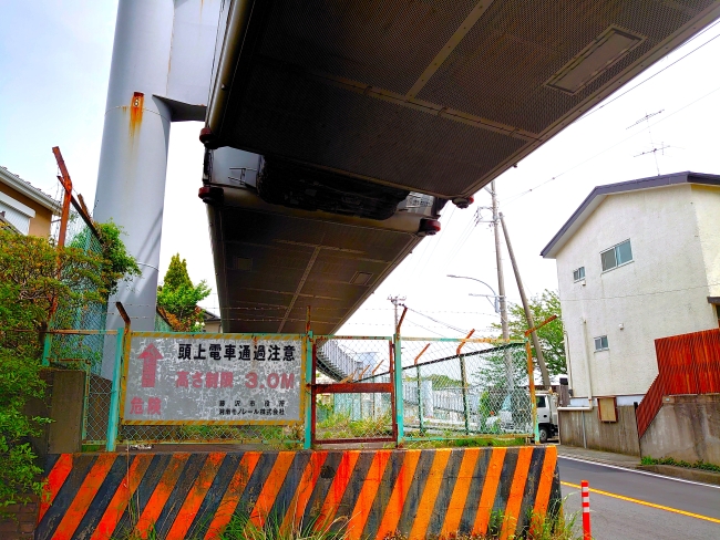 頭上を車両が通過