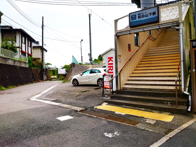 市道を分けて左手の道へ