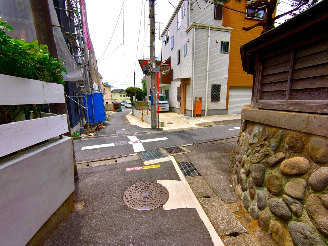 坂下の十字路を右折