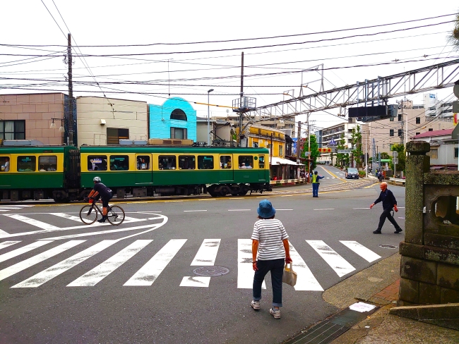 江ノ電が走る通りを右へ